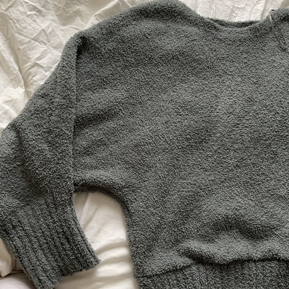 Green sweater - Picture 2 of 4